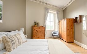 2 Bed Old Town Apartment - Next To Castle